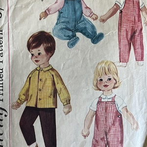 Puede incluir: Patrón Simplicity vintage S.192 para un niño pequeño talla 1. El patrón presenta ilustraciones de niños con varios conjuntos, incluyendo monos y una camisa abotonada con pantalones. El patrón está impreso en papel envejecido.