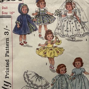 Könnte beinhalten: Vintage Simplicity Puppenmuster, Größe 40.6 cm. Das Muster zeigt Illustrationen von Puppen in verschiedenen Outfits, darunter ein blauer Kapuzenmantel, ein Vichy-Kleid, ein Hochzeitskleid, ein gelbes Kleid, ein Bademantel und ein blaues Kleid.