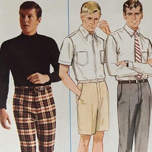 Może przedstawiać: Vintage wzór krawiecki Butterick z ilustracjami męskiej odzieży. Wzór zawiera rozmiar talii 38, co odpowiada 97 cm. Stroje obejmują czarny golf w kratkę, koszulę z krótkim rękawem ze spodenkami i koszulę z spodniami.