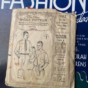 Puede incluir: Patrón de costura vintage de McCall's para una camisa de hombre, con dos ilustraciones de hombres usando la camisa. El patrón es para la talla 16 y cuesta 25 centavos. El patrón incluye instrucciones para mangas largas y cortas.