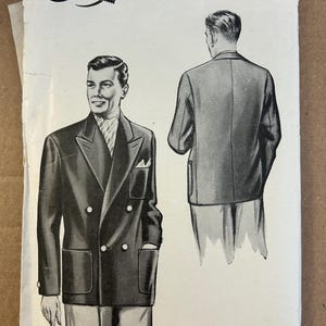 Könnte beinhalten: Vintage Le Roy Schnittmuster 2190 für einen zweireihigen Blazer mit 112 cm Brustumfang. Die Illustration zeigt einen Mann in einem Blazer mit großen Taschen und klassischem Design. Das Muster ist mit 2/3 gekennzeichnet.