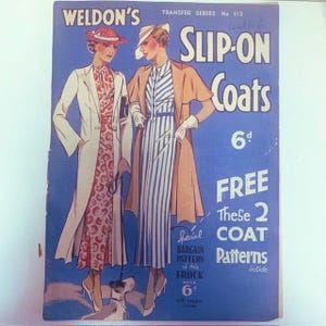 Op de afbeelding: Een vintage Weldon's patroonboekje voor slip-on jassen. De omslag toont twee vrouwen die jassen en hoeden dragen, met een hond aan hun voeten. De tekst op de omslag luidt "Weldon's Transfer Series No 112 Slip-On Coats 6d FREE These 2 COAT Patterns inside".