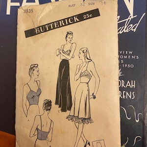 Op de afbeelding: Vintage naaipatroon voor een slip, met drie verschillende stijlen. Het patroon is van Butterick, maat 14, borstomvang 32 en kost 25 cent. Het patroon is gedrukt op crèmekleurig papier met zwarte tekst en illustraties.