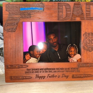 Regalo per agente di polizia, cornice in legno personalizzata per la festa del papà, cornice per foto con incisione personalizzata, onore e servizio, distintivo per papà, regalo unico per la polizia, poliziotto.