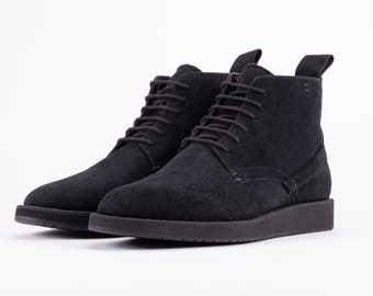 QUIVE London Sutton Chukka Hand Stitched Boots Mens Shoes Lace-up Ankle Boots Suede Leather Boots Mens Classic Hand Made Boots