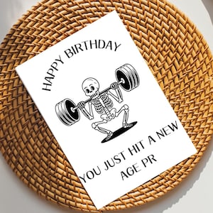 Carte d'anniversaire amusante pour la salle de sport - « Joyeux anniversaire, vous venez de frapper un nouveau PR » - Carte de voeux d'haltérophilie pour lui, amateur de fitness, petite fille de gym
