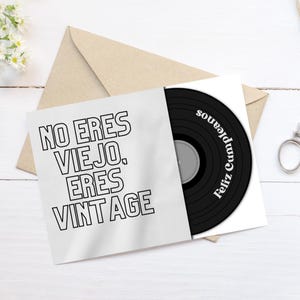 ¡Celebra lo vintage! "No eres viejo, eres vintage" -Tarjeta de cumpleaños para amantes de la música y el vinilo en inglés y español