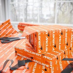 Papel de regalo de McLaren F1: Papel de regalo de carreras de papaya imagen 5