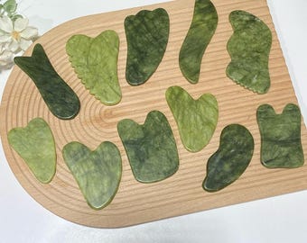 天然グリーン翡翠ハート型グアシャツール、フェイシャルマッサージ、クリスタルボディグアシャツール、クリスタルマッサージツール、クリスタルフェイスローラー、レイキヒーリング