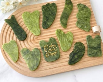 Gepersonaliseerde gegraveerde natuurlijke groene jadesteen gua Sha-bord, gezichtsmassageapparaat, huidverzorgingsspa-ontspanningscadeau voor haar