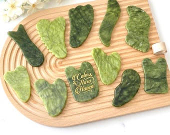 Tabla Gua Sha de jade verde natural grabada y personalizada, herramienta de masaje facial y corporal, regalo de relajación y cuidado de la piel para ella.