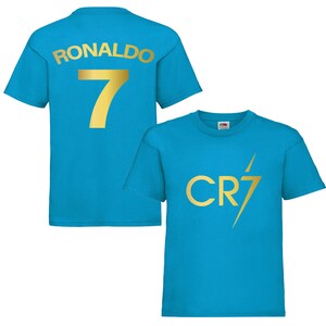 Pode incluir: Duas camisas de cor azul turquesa com letras douradas. A parte de tr&aacute;s de uma camisa diz "RONALDO 7". A parte da frente da outra camisa diz "CR7" com um raio.