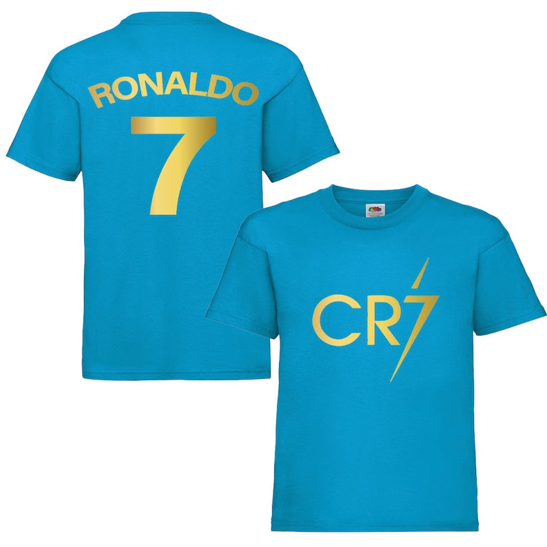 Pode incluir: Duas camisas de cor azul turquesa com letras douradas. A parte de tr&aacute;s de uma camisa diz "RONALDO 7". A parte da frente da outra camisa diz "CR7" com um raio.