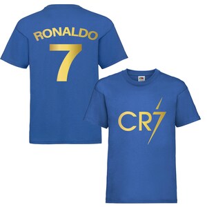 Pode incluir: Duas camisas azuis com letras douradas. A parte de tr&aacute;s de uma camisa tem "RONALDO" e o n&uacute;mero "7". A parte da frente da outra camisa tem "CR7" com um raio.