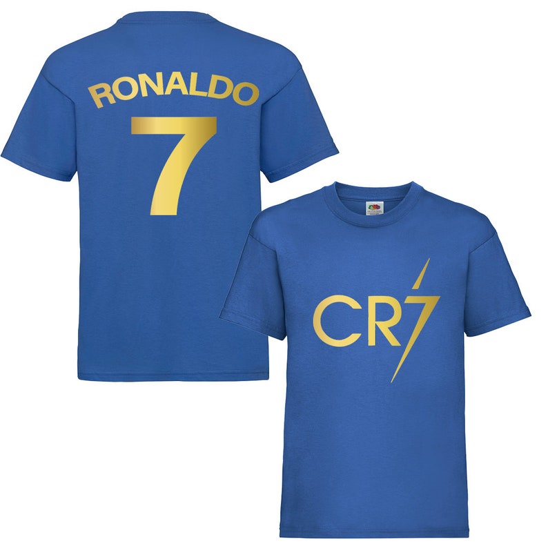 Pode incluir: Duas camisas azuis com letras douradas. A parte de tr&aacute;s de uma camisa tem "RONALDO" e o n&uacute;mero "7". A parte da frente da outra camisa tem "CR7" com um raio.