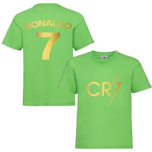 Pode incluir: Camiseta verde com "RONALDO" em dourado e o n&uacute;mero "7" nas costas. A frente da camiseta tem um logotipo "CR7" em dourado com um raio.