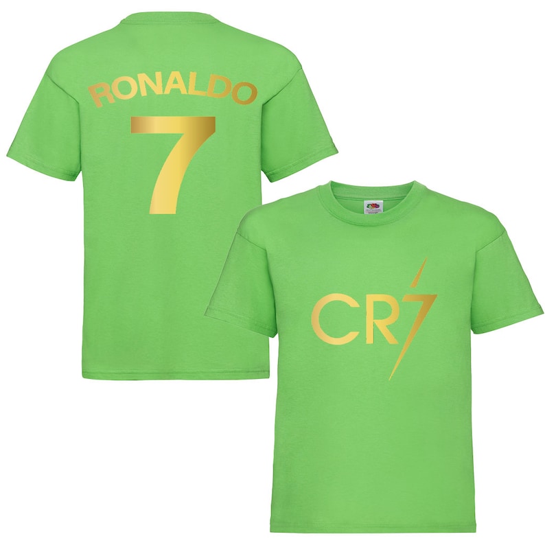 Pode incluir: Camiseta verde com "RONALDO" em dourado e o n&uacute;mero "7" nas costas. A frente da camiseta tem um logotipo "CR7" em dourado com um raio.