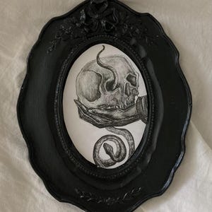 Teschio e serpente nella mia mano, dipinto a inchiostro gotico disegnato a mano e cornice in ceramica impolverata, decorazione gotica per la casa, regalo per lui e per lei