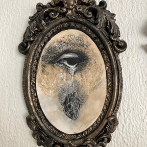 Lacrime che scorrono dall'occhio al cuore, dipinto a inchiostro gotico disegnato a mano e cornice in ceramica impolverata, decorazione gotica per la casa, regalo per lui e per lei