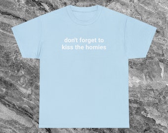 Camiseta "Kiss The Homies" (Beije os Amigos) Camiseta Inapropriada Camiseta Desvairada Camiseta Meme Engraçado Camiseta Irônica Camisetas Sarcásticas que Mandam Bem Camiseta Estranha Presente Camiseta Amaldiçoada