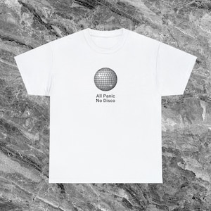 Könnte beinhalten: Weißes T-Shirt mit einem schwarz-weißen Discokugel-Motiv und dem Text "All Panic No Disco" auf der Vorderseite.