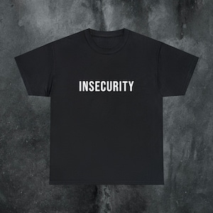 Insecurity Lustiges Y2K Shirt Meme Shirt Schräge t shirts seltsam spezifisches Gag Geschenk Ängstlich Tee ironisch shirt sarkastisch tshirt