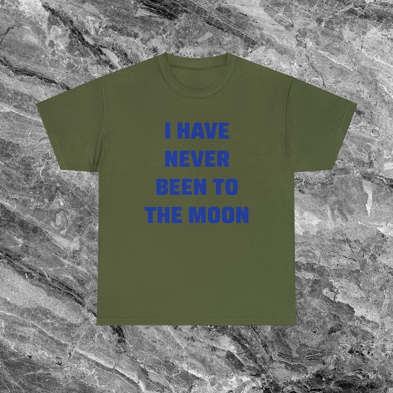Never Been to the Moon Shirt Weltraum Geschenk Alien Astronaut Shirt Lustige Meme Shirt Ironische Shirt sarkastische Shirt ästhetische Shirt Military Green