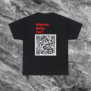 Wanna Date Me QR Code Shirt Instagram Shirt Personalisiertes QR Code Shirt Individuell QR Code Social Media Qr Code Shirt Ironische Shirt Black