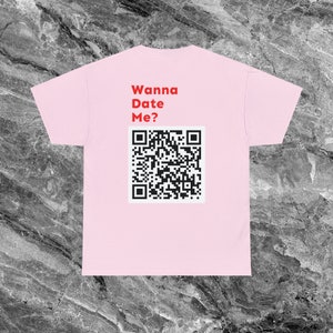 Wanna Date Me QR Code Shirt Instagram Shirt Personalisiertes QR Code Shirt Individuell QR Code Social Media Qr Code Shirt Ironische Shirt Light Pink