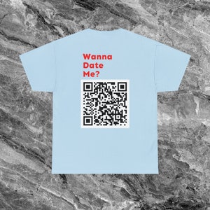 Wanna Date Me QR Code Shirt Instagram Shirt Personalisiertes QR Code Shirt Individuell QR Code Social Media Qr Code Shirt Ironische Shirt Light Blue