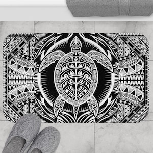 Könnte beinhalten: Schwarz-weißes Badematten mit einem Tribal-Design, das eine Schildkröte in der Mitte zeigt.