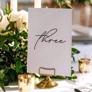 Moderne tafelnummerkaarten | Evenementbewegwijzering | Eenvoudig zwart-wit minimaal en modern ontwerp | Handgemaakt | Bruiloft, doop, feest, decor
