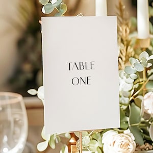 Moderne tafelnummerkaarten | Evenementbewegwijzering | Eenvoudig zwart-wit minimaal en modern ontwerp | Handgemaakt | Bruiloft, doop, feest, decor