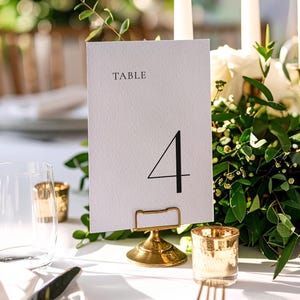 Moderne tafelnummerkaarten | Evenementbewegwijzering | Eenvoudig zwart-wit minimaal en modern ontwerp | Handgemaakt | Bruiloft, doop, feest, decor