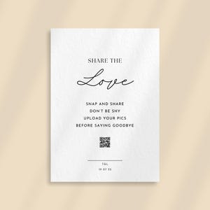 Op de afbeelding: Witte kaart met zwarte tekst die "Deel de liefde" zegt en instructies om foto's te maken en te delen met behulp van een QR-code. De tekst zegt ook "T&L 19 07 25".