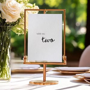 Moderne tafelnummerkaarten | Evenementbewegwijzering | Eenvoudig zwart-wit minimaal en modern ontwerp | Handgemaakt | Bruiloft, doop, feest, decor