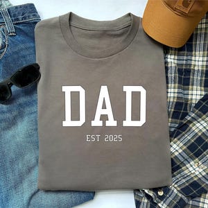 Papa est 2025 SVG, papa shirt SVG png, leuk vaderdagcadeau, kerstcadeau voor papa, shirt nieuwe papa, aangepast shirt papa est, cadeau voor opa