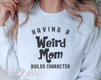 Weird Mom Builds Character SVG, Funny Mom Life Quote (digitale download)