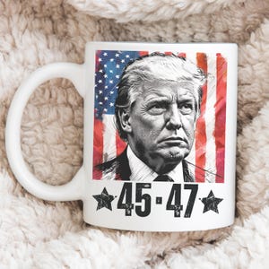 Taza de Donald Trump 45-47, taza de la victoria patriótica de Trump, taza de café de cerámica blanca de 11 oz, regalo de Trump MAGA, Trump con bandera estadounidense, Trump de Daddy's Home