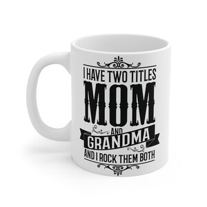 Taza de mamá y abuela, tengo dos títulos, mamá y abuela, los llevo a ambos, taza de café de cerámica de 11 oz, regalo para mamá, regalo para abuela, día de la madre imagen 9