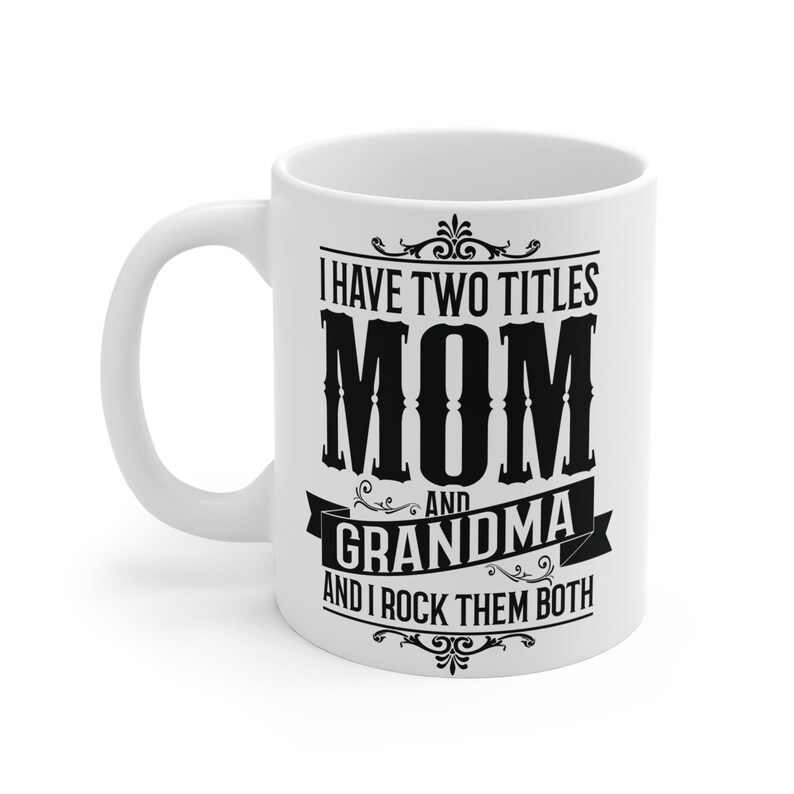 Taza de mamá y abuela, tengo dos títulos, mamá y abuela, los llevo a ambos, taza de café de cerámica de 11 oz, regalo para mamá, regalo para abuela, día de la madre imagen 9