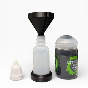 Puede incluir: Una taza de cerámica blanca con un asa negra y el texto "But First, Coffee" en un estilo manuscrito. La taza está sobre una superficie blanca. La taza mide aproximadamente 10 cm de alto.