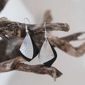 Dangle earrings in aluminum and recycled rubber