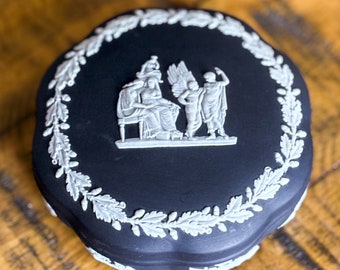 Wedgwood Schmuckschatulle aus schwarzem Basalt Jaspis: Cherub & Eichenblatt Design