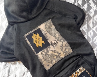 Sudadera con capucha Nardcore talla grande para perros con parche de Dr Know en el bolsillo y capucha con cuernos.