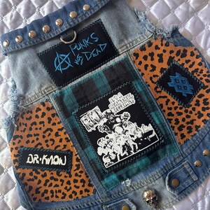 XXL Punk Rock Dog Jacket/Battle Vest met RKL-rugpatch, geborduurde Punks Not Dead-patch, Nardcore-symbool en Dr Know-studs en doodskop.