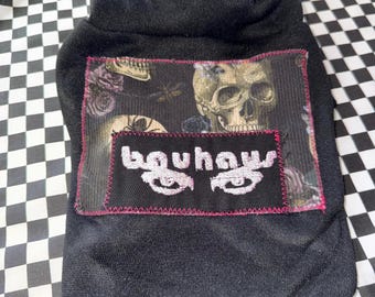 Sudadera con capucha extra pequeña para perro con estampado de calaveras y parche Bauhaus bordado con capucha con cuernos.