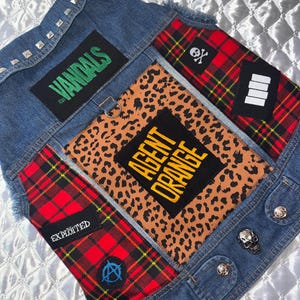Colete de batalha punk rock tamanho XXXL para cães (novo tamanho!) com patch bordado do Agente Laranja nas costas, patch bordado dos Vândalos e tachas.