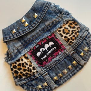 Extra klein denim puppy-gevechtsvest: luipaardprint, The Smiths-patch