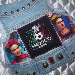 Chaleco mediano para perro con parche del equipo de México y hermosos paneles de Frida Kahlo, botón de calavera de azúcar y tachuelas en el cuello y la cintura.